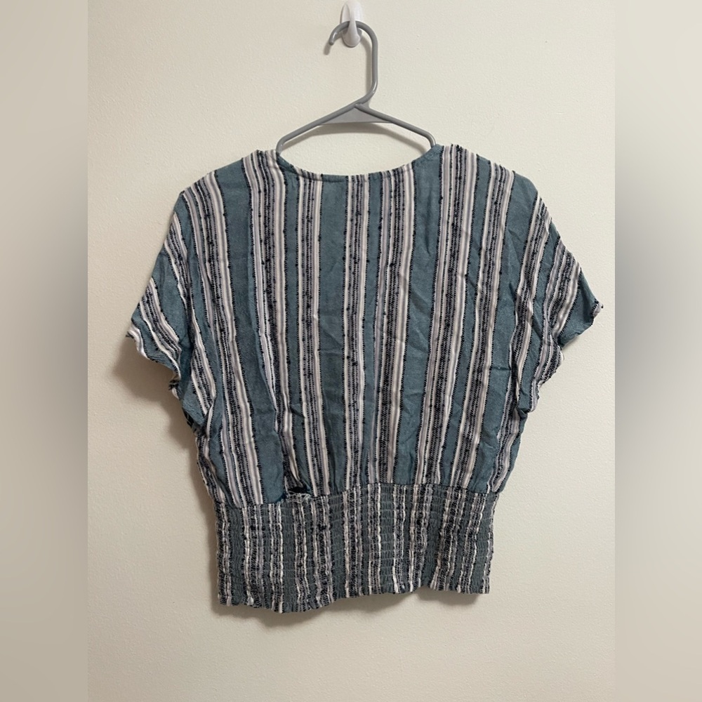 ANGIE - Women’s Woven‎ Smocked Waist V-Neck Button Up Crop Top - Size M - Picture 3 of 4